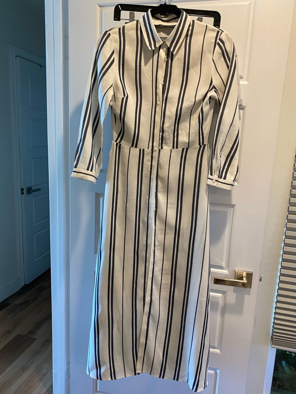 Zara dress linen blend

Off white with black vertical stripes 

Size XS